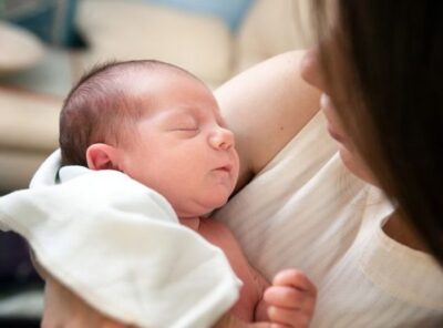 赤ちゃんが授乳中にそのまま寝るのはなぜ？